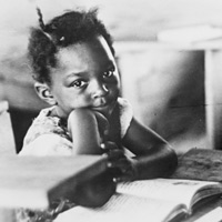 許多黑人兒童就讀的學校、都不如白人兒童的學校來得好。 Many black children attended schools that were not as good as those for white students.