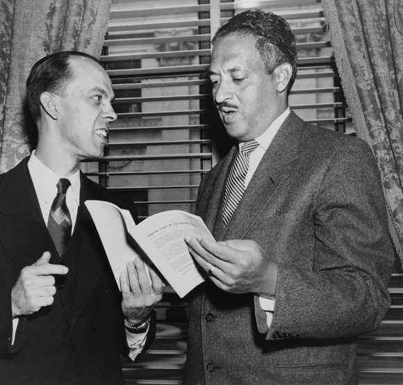 馬歇爾致力於贏得訴訟 Marshall worked very hard to win his case.