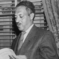 馬歇爾致力於贏得訴訟 Marshall worked very hard to win his case.