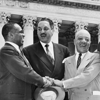 馬歇爾（中央）與律師同事們慶祝在最高法院案件的勝訴。 Marshall (center) celebrated with his fellow lawyers on the Supreme Court victory.