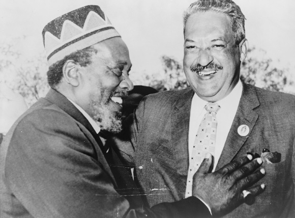 馬歇爾法官於1963年和肯亞領袖會談 Judge Marshall chats with a Kenyan leader in 1963