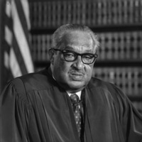 瑟古德馬歇爾身著最高法院長袍 Thurgood Marshall in his Supreme Court robe 