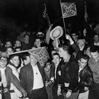 阿拉巴馬大學的學生焚燒廢除種族隔離文獻的資料 University of Alabama students burned desegregation literature.