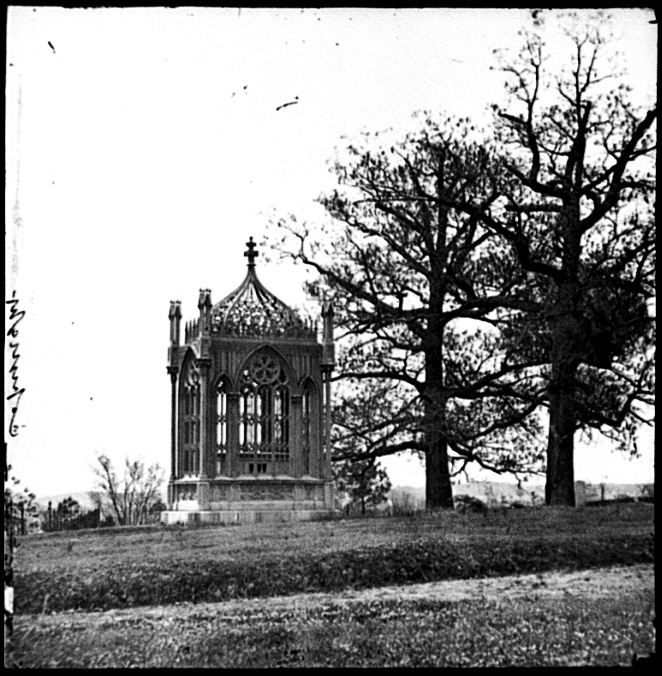 詹姆士門羅逝世於1831年7月4日，此為他位於維吉尼亞州瑞其蒙的墓碑。 James Monroe died on July 4, 1831. This is his tomb in Richmond, Virginia. 