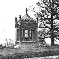 詹姆士門羅逝世於1831年7月4日，此為他位於維吉尼亞州瑞其蒙的墓碑。 James Monroe died on July 4, 1831. This is his tomb in Richmond, Virginia. 