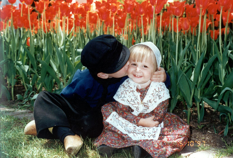 Photo of kids in Dutch costumes