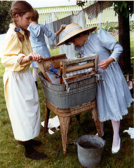 Photo of children at the museum washing clothes