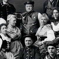 Photo of Lindsborgers in Swedish folk dress