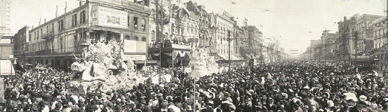 路易斯安那州的「油膩星期二」照片中的花車是攝於世紀早期的嘉年華會遊行行列，周圍為圍觀的紐奧良群眾 