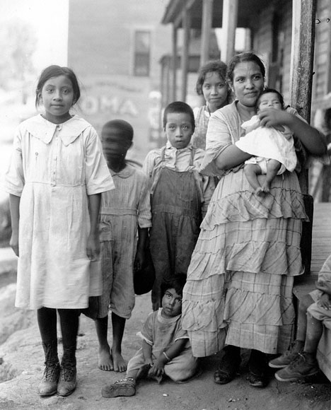Photo of a Mexican family in Omaha, Nebraska, 1922