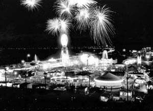 1950年代時，海盜日(Buccaneer Day)上的馬戲團及煙火大會 