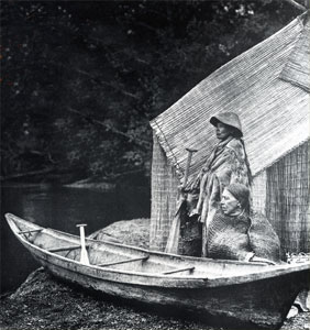 位於臨時住所前的釣魚營地，而這個住所是由香蒲草蓆搭建而成