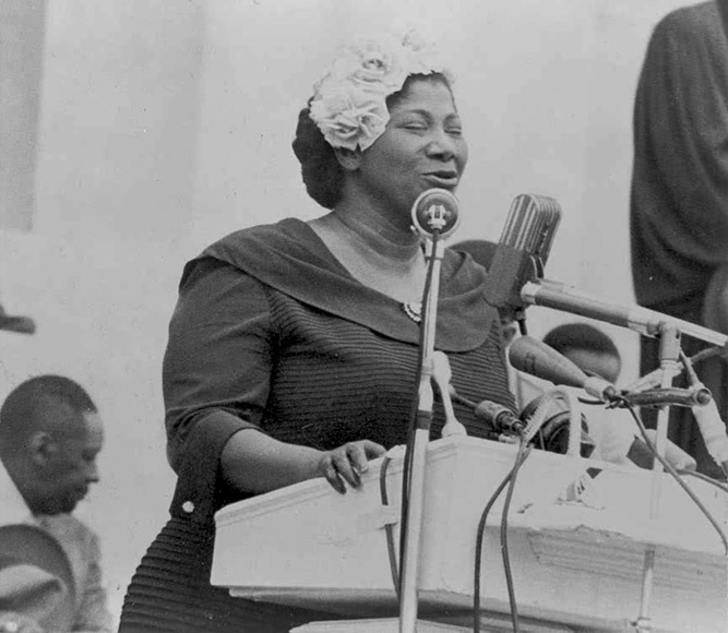 Mahalia Jackson Singing in 1957