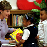 Photo of first lady Laura Bush reading to schoolchildren