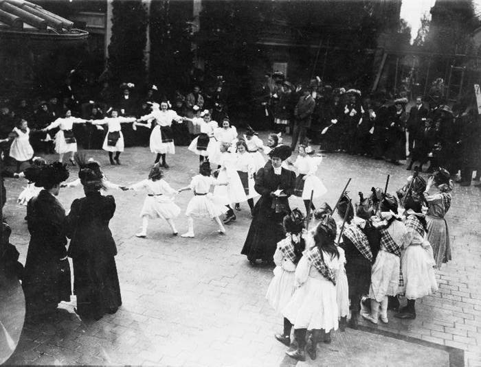 Children playing on roof of Waldorf Astoria Hotel, New York City, 1919.