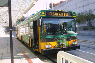 一種新型柴電混合動力公共汽車在華盛頓
州西雅圖市測試。