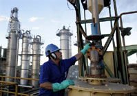 一位工人在巴西南部帕拉那州的某乙
醇釀造廠工作