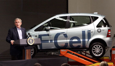 布希總統在加利福尼亞州燃料電池合作聯
盟（California Fuel Cell Partnership）的實驗室闡述能源問題