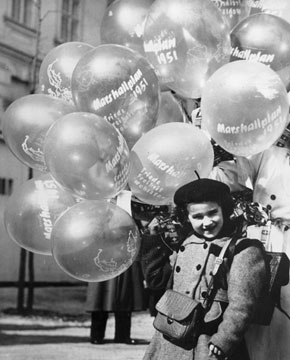 氣球上用德語寫著
『和平、自由、福祉』