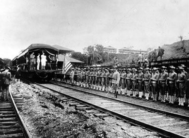 希歐多爾·羅斯福總統
1906年11月視察巴拿馬運河興建工程時檢閱巴拿馬運河區的美國駐軍。