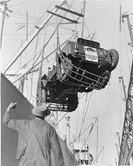 馬歇爾計畫的貨物在巴爾的摩港裝船。圖為一輛吉普
車。