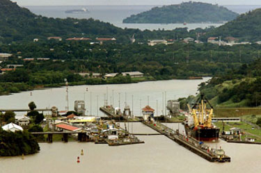 一條貨船駛經巴拿馬運河臨
太平洋一側的米拉弗洛雷斯船閘。