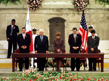 巴拿馬總統莫斯科索(中)和美國
陸軍部長兼巴拿馬運河委員會主席卡爾德拉(右二) 在1999年12月31日向巴拿馬移
交運河管轄權的儀式上。