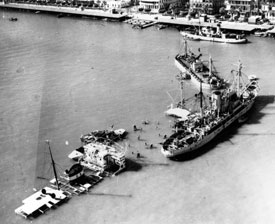 埃及為堵塞蘇伊士運河通道而將船隻在
運河入口處沉入水中