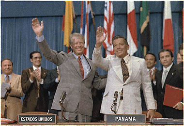 美國總統卡特與巴拿馬總統托
裏霍斯1977年9月7日在巴拿馬運河條約簽署儀式上。