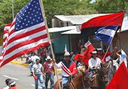 在美國有親人的尼加拉瓜人在尼加拉瓜馬那瓜(Managua)慶祝節日時揮舞美國和尼加拉瓜國旗。
