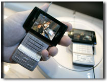 人們現在可以在手機上看電影。