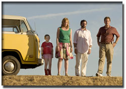 《陽光小美女》通過一家人驅車越野之旅，講述每個人的故事以及家庭關係的變化