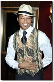 《獨立鏡頭》的主持人包括一些獨立片明星，比如本播映季節的主持人特倫斯·霍華德曾出演《川流熙攘》與《撞車》。