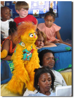 《芝麻街的世界》是有關得獎兒童電視系列片的國際版的紀錄片。該片的人物包括南非《Takalani芝麻街》中的卡米