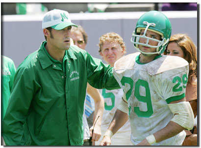 福克斯(左)扮演《後繼有人》中的教練。這部取材於真人真事的影片描寫了在1970年墜機事件中失去75名隊員及教練的一個球隊的重建經歷。