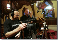 拍片人在路易斯安那州的一個教堂檢測設備。他們正在拍攝一部關於卡特裡娜颶風的紀錄片，名為《新奧爾良故事》。