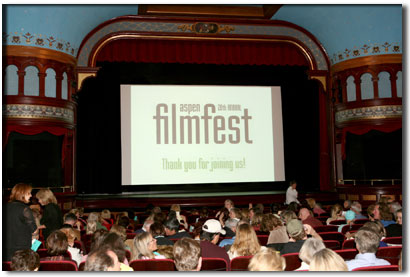 人群在等候科羅拉多州阿斯本2006年電影節開場