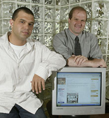 知名度不高的候選人日益把互聯網用於募集競選資金和吸引公眾注意力。圖為一位俄亥俄州國會議員候選人（右）和他的新聞部主任展示其博客網頁。
