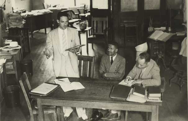 站立者是年輕時的瑟古德·馬歇爾,中間是唐納德·蓋恩斯·默裡,右邊是查爾斯·休斯敦