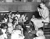 巴爾的摩幼教老師格溫德林·邁克爾斯向學生提問。