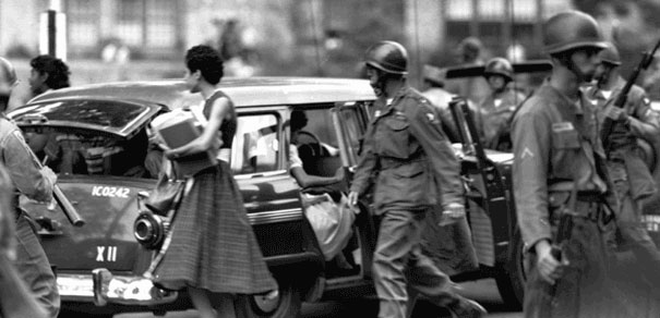 聯邦政府軍護送到阿肯色州小石城中心高中上學的黑人學生"