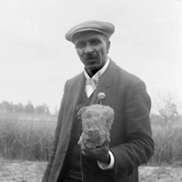 喬治華盛頓卡佛蒐集土壤樣本 George Washington Carver gathering soil samples 