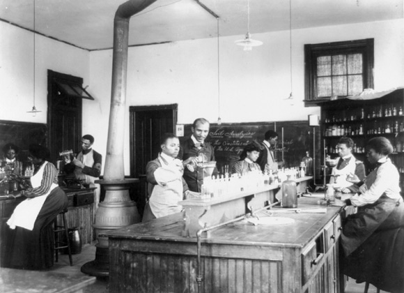 在塔斯提吉學院實驗室的學生  Students in the laboratory at Tuskegee 