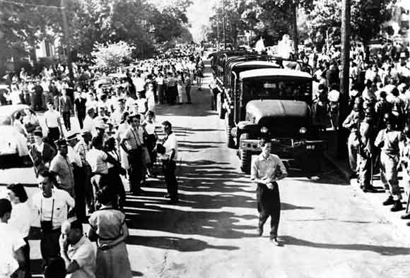 Photograph of Arkansas National Guard troops at Little Rock's Central High School.