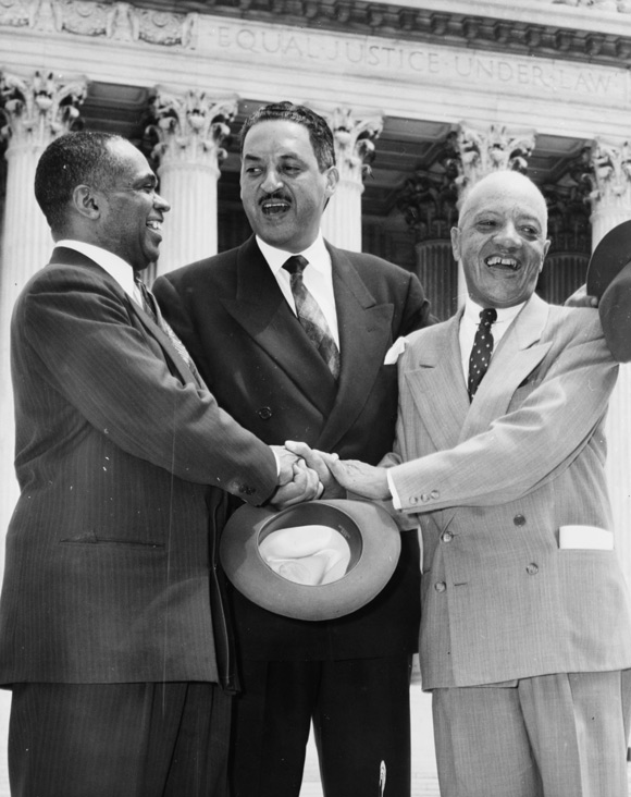 馬歇爾（中央）與律師同事們慶祝在最高法院案件的勝訴。 Marshall (center) celebrated with his fellow lawyers on the Supreme Court victory.