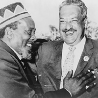 馬歇爾法官於1963年和肯亞領袖會談 Judge Marshall chats with a Kenyan leader in 1963