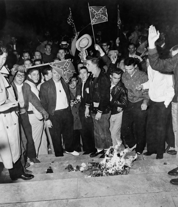 阿拉巴馬大學的學生焚燒廢除種族隔離文獻的資料 University of Alabama students burned desegregation literature.
