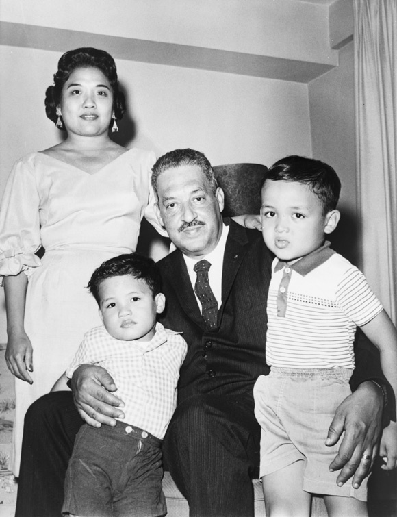 馬歇爾與妻子、小孩的合照 Marshall, pictured with his wife and children.