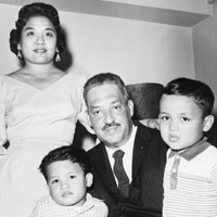 馬歇爾與妻子、小孩的合照 Marshall, pictured with his wife and children.