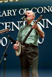 Photo of Pete Seeger celebrating the Library of Congress's 200th birthday